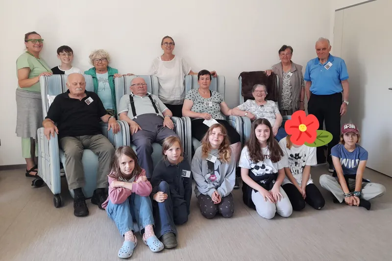 Kinder und ältere Menschen der BRK-Tagespflege Waldblick beim gemeinsamen Gruppenfoto.